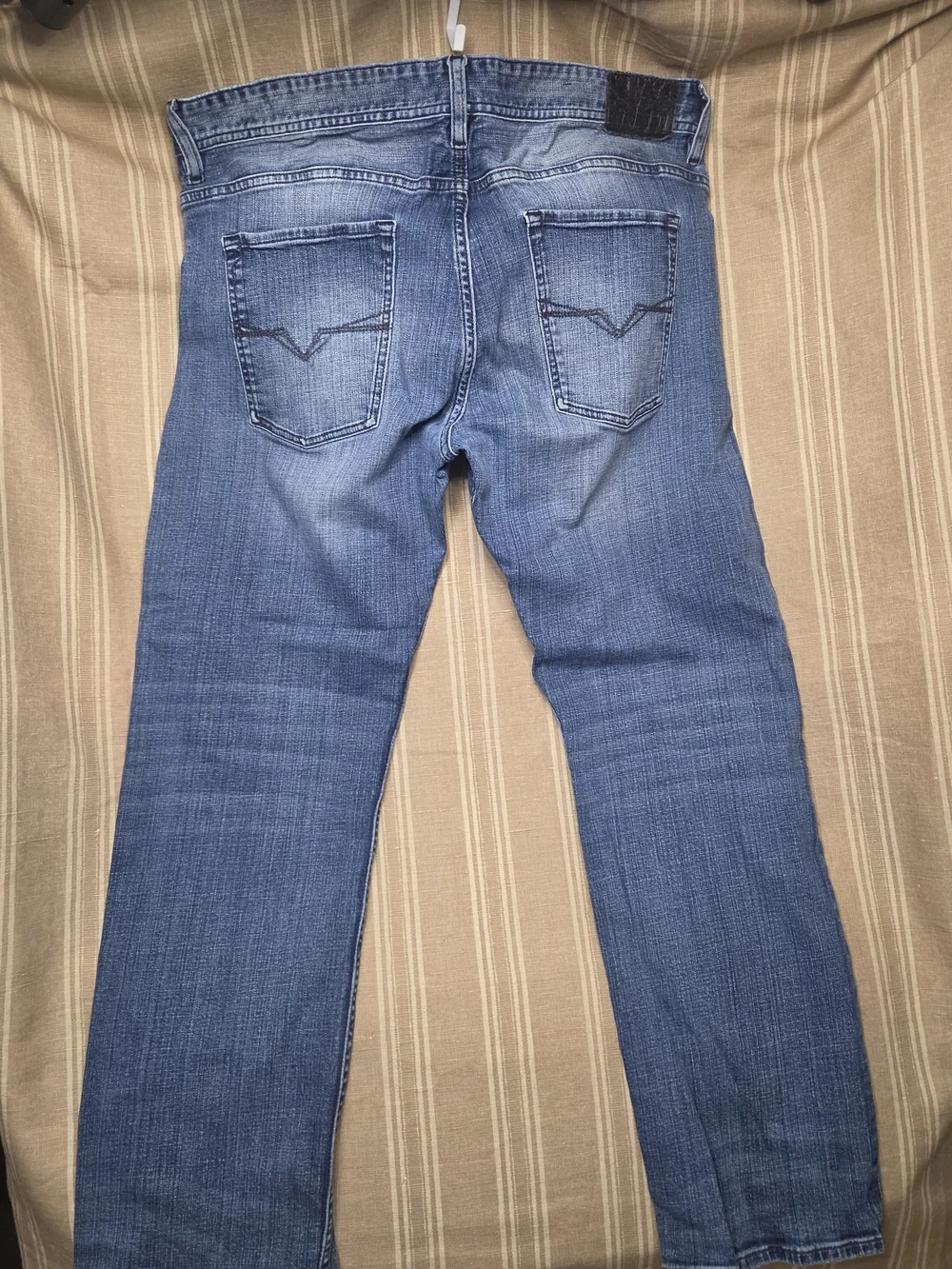 Guess Men's Straight Jeans in Mid Blue Wash